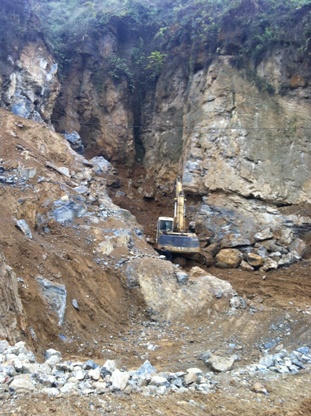 Quặng tặc “xẻ thịt” các quả đồi ở Kiến Thiết (Tuyên Quang)